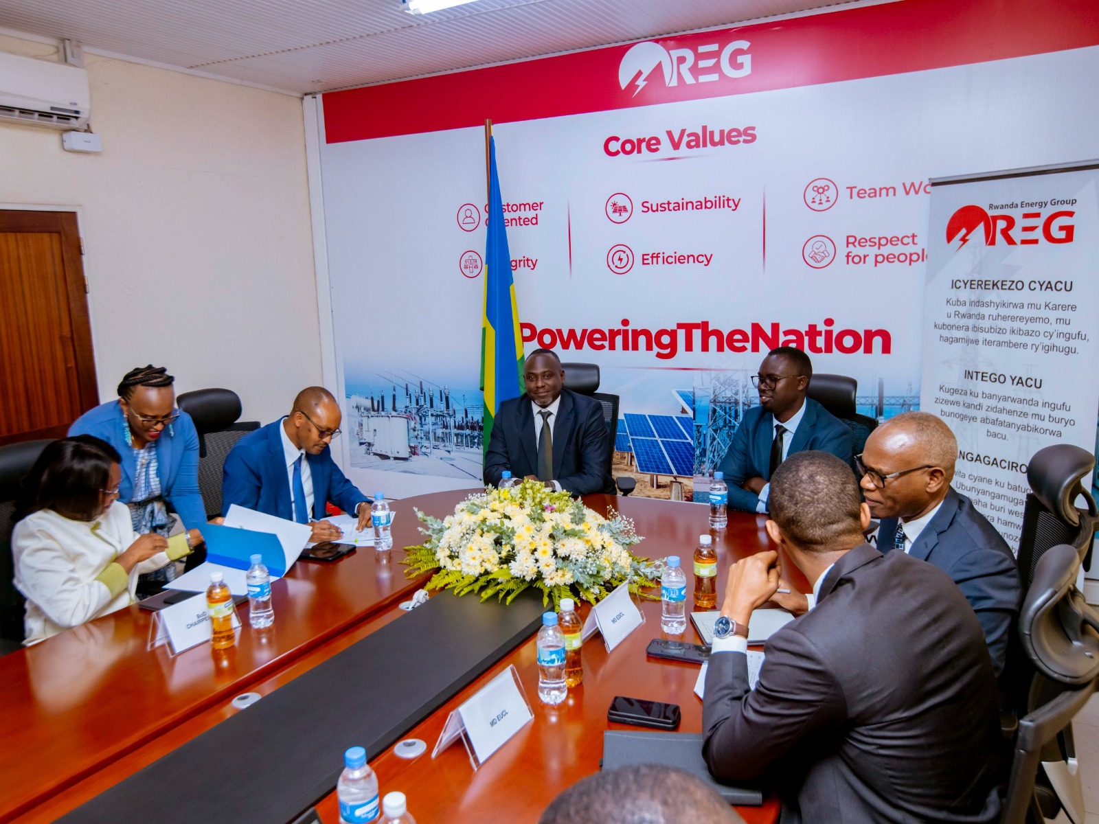 REG IGARAGAZA KO IZAKOMEZA KWESA IMIHIGO YIHAYE MU KUGEZA AMASHANYARAZI YIZEWE KURI BOSE.